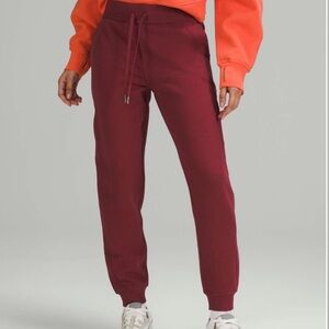 Lululemon Scuba High-Rise Jogger
Mulled Wine Size 0